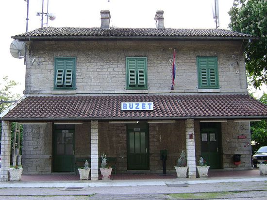 Железнодорожный вокзал в Бузете