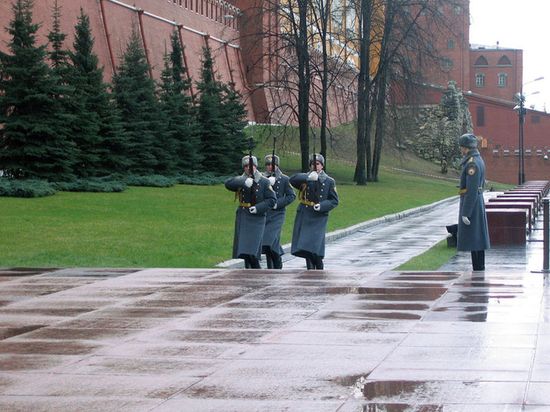 Смена караула у Кремлёвской стены