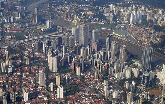 Аэрофотоснимок округов Итайм-Биби и Морумби , двух важных финансовых районов Сан-Паулу.