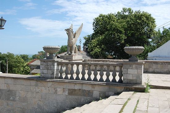Грифон — символ города на Митридатовой лестнице