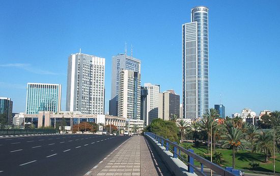 Высотные здания Рамат-Гана с башней Моше Авив.