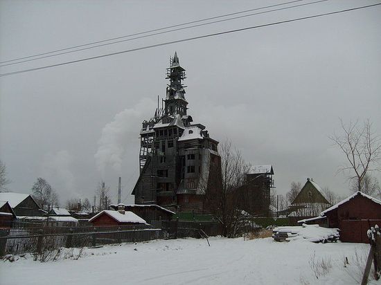 Дом Николая Сутягина, бывший самым высоким деревянным зданием в России. В настоящее время снесён.