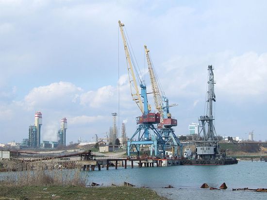 Краны порта Южный, на заднем плане — Одесский припортовый завод