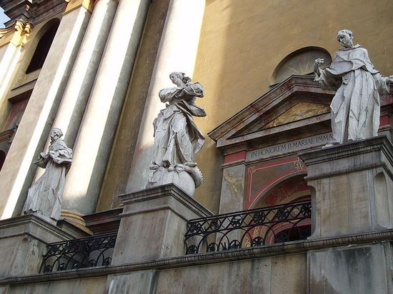 Главный вход во Францисканский костёл (Koci franciszkanw) XVIII ст. со скульптурами святых (2005 г.)