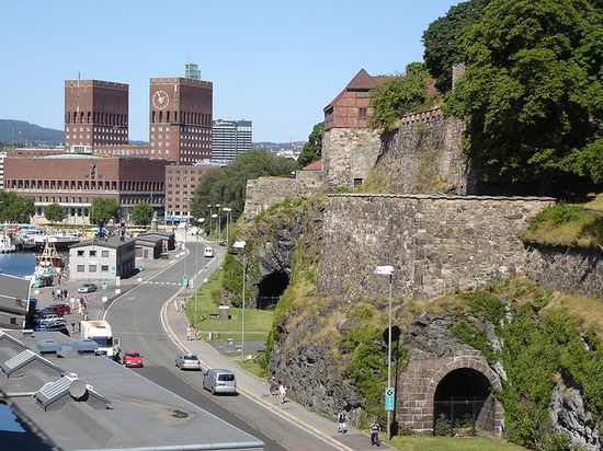 Укрепления крепости Акерсхус (справа) и ратуша Осло (на заднем плане слева)