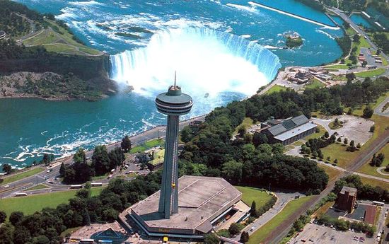 Skylon Tower на фоне канадского водопада