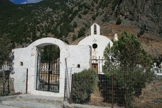 Церковь Святой Троицы на деревенском кладбище