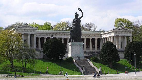 Статуя Баварии на Лугу Терезы