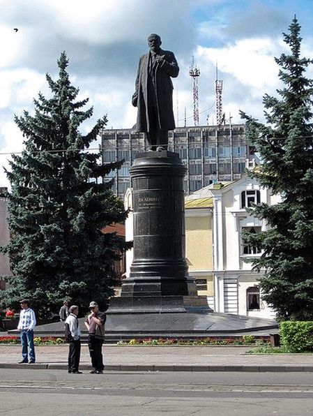 Памятник Ленину на проспекте Мира во Владикавказе