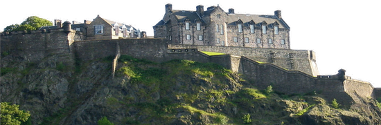 Вид массивного Эдинбургского замка.