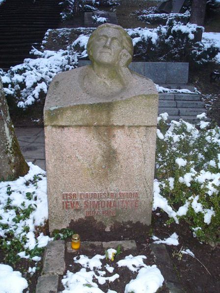 Памятник Еве Симонайтите