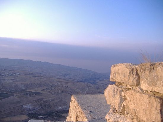 Вид окрестностей с замка в Эль-Караке. В хорошую погоду отсюда можно увидеть противоположный берег Мёртвого моря (Израиль), расположенный к западу от города