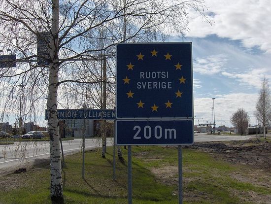 Двуязычная финско-шведская надпись предупреждающая о том, что через 200 метров въезд в Швецию, Таможенная зона Торнио