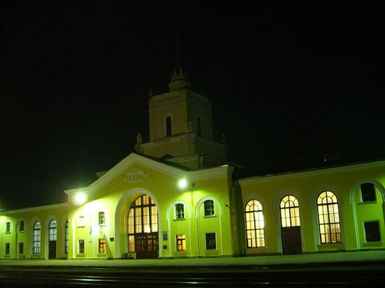 Железнодорожный вокзал ночью
