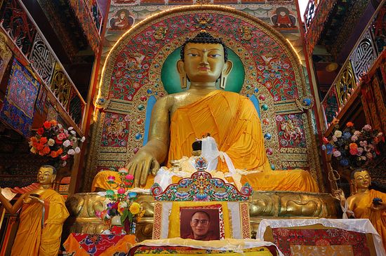 Восьмиметровый Будда в монастыре Таванг