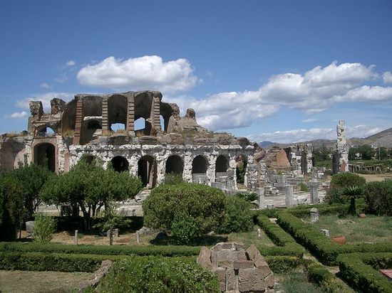 Руины античного амфитеатра.