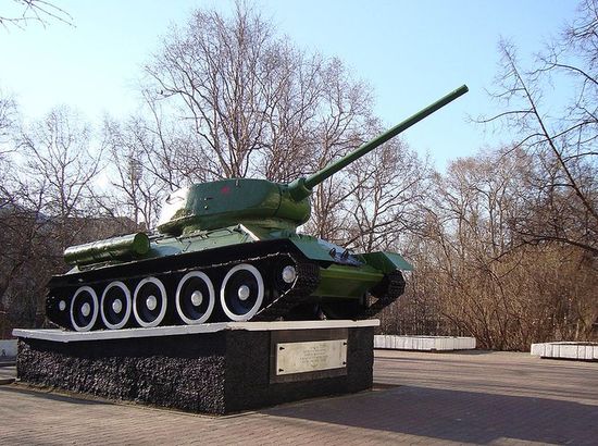 Памятник Т-34 в Вологде. «В честь боевого и трудового подвига вологжан в Великой Отечественной войне 1941—1945 годов»