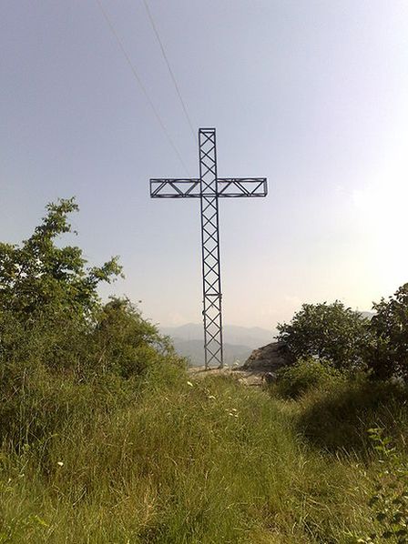 Один из трёх крестов (символов села Хаштарак), которые постоянно загораются в тёмные времена суток