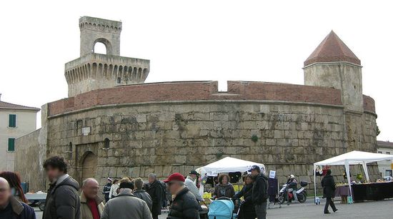 Крепостная башня и равелин