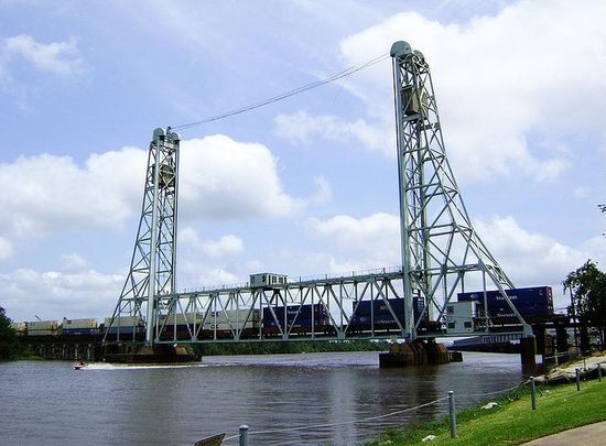 Подъёмный железнодорожный мост через реку Нечес