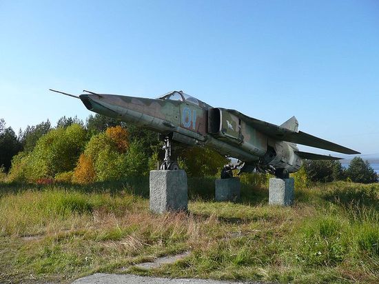 МиГ-27 на постаменте
