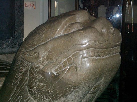 Ушастая черепаха в нанкинской Барабанной Башне, держащая стелу в честь посещения города императором Канси в 1684 г.