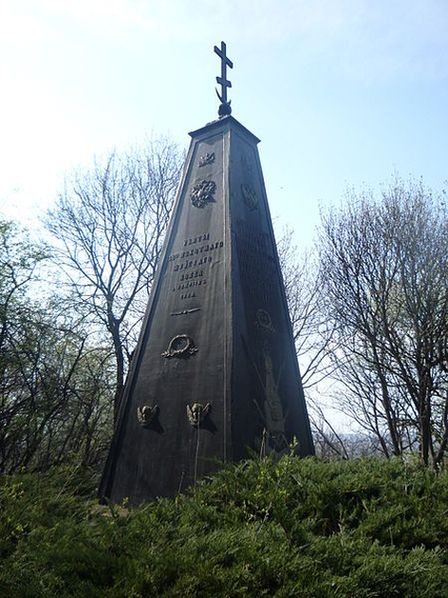 Чёрный памятник русским солдатам погибшим при освобождении Ловеча 22 августа 1877 года.