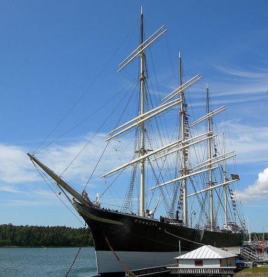 Корабль-музей Pommern стоит на якоре в западном порту Мариехамна