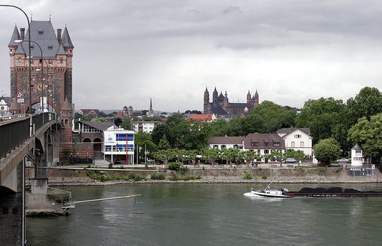 Вормс. Панорама города с видом на собор, Рейн.