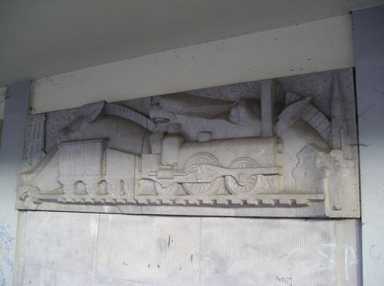 Деталь оформления фасада мехеленского вокзала — напоминание о первом поезде континентальной Европы