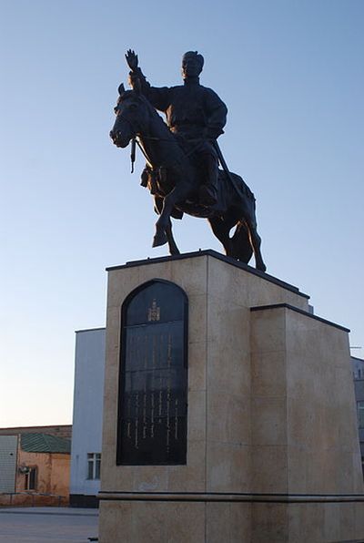 Статуя Сухэ-Батора на центральной площади города