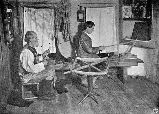 Плетение рыболовных сетей. Деревня Решетиха Балахнинского уезда. 1896 год