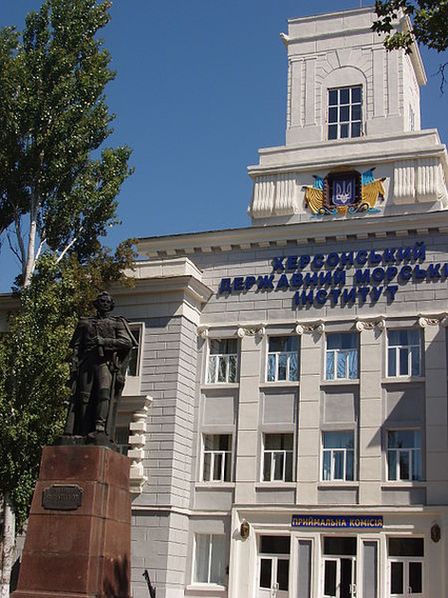 Херсонский Государственный Морской Институт, слева памятник Ф. Ф. Ушакову