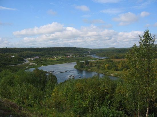 Вид на реку Няатямёйоки в норвежской части посёлка