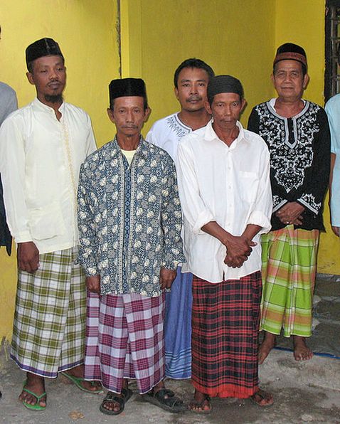 Яванцы, представители крупнейшего народа Индонезии, в национальной одежде