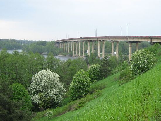 Автомобильный мост Дружбы, соединяющий Калининский и Харитоновский микрорайоны с остальной частью города