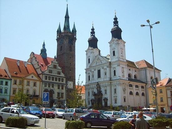 Клатови. Ратуша с Чёрной башней и барочная церковь.