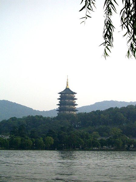 Пагода Лэйфэнта на озере Сиху