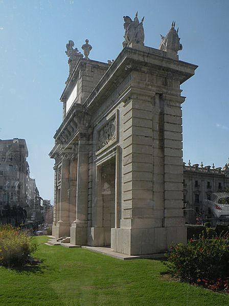 Монумент в память всех жертв Гражданской войны. Воздвигнут по указанию Франко.