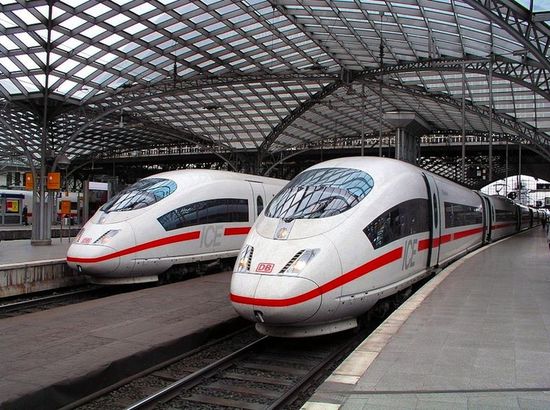 Скоростной поезд ICE на кёльнском вокзале