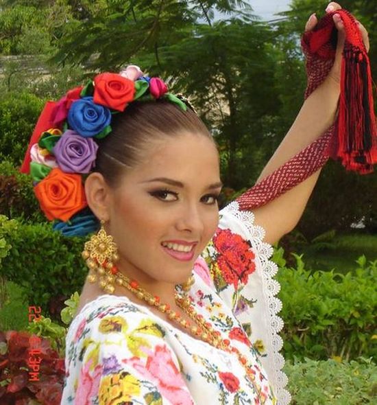 Лиссье Хименес Кастильо, победительница конкурса «Цветок Юкатана — 2006»