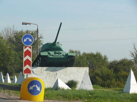 Танк-памятник в деревне Подберезье