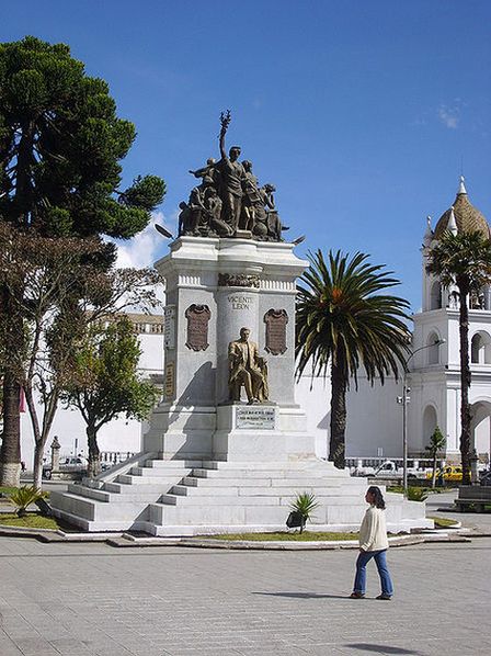 Памятник Висенте Леону на главной площади Латакунги