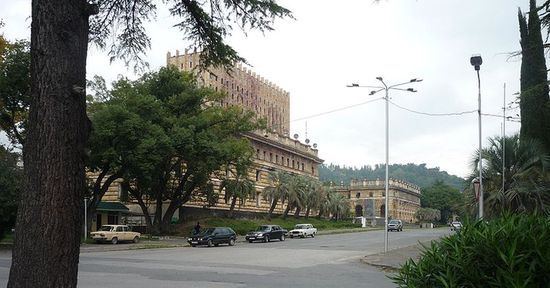 Площадь Свободы, здание парламента Абхазии.