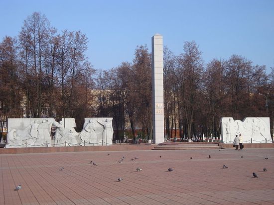 Архитектурно-скульптурный ансамбль на реконструированной в 2011 году Площади Славы (бывшей Площади 50-летия Октября) в Подольске.