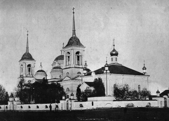 Успенский собор и церковь Св. Варвары во Мглине.   Фото ок. 1910 г.