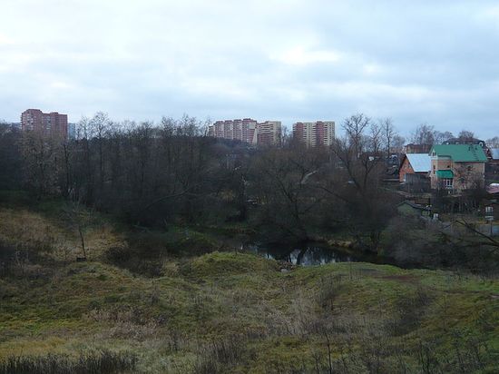 Вид реки Десны в черте города Троицка Московской области в районе улицы Богородской