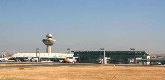 Старая контрольная башня аэропорта и новый терминал