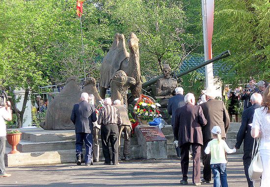 Возложение цветов на открытии памятника «Мы победили» 9 мая 2010 г.
