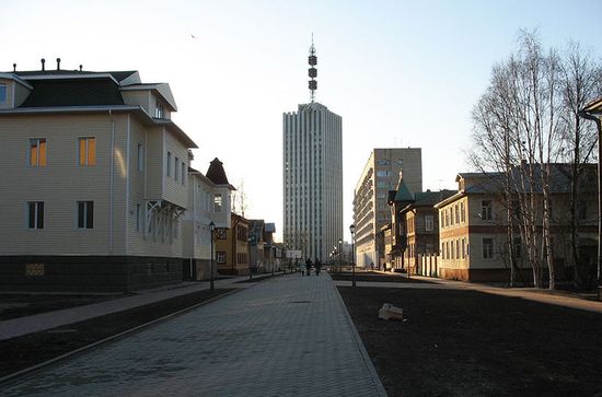Проспект Чумбарова-Лучинского. На заднем плане — Здание проектных организаций